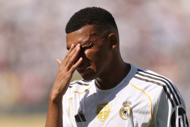 记者：一名皇家奥维耶多球迷因对姆巴佩做种族主义手势而被逮捕