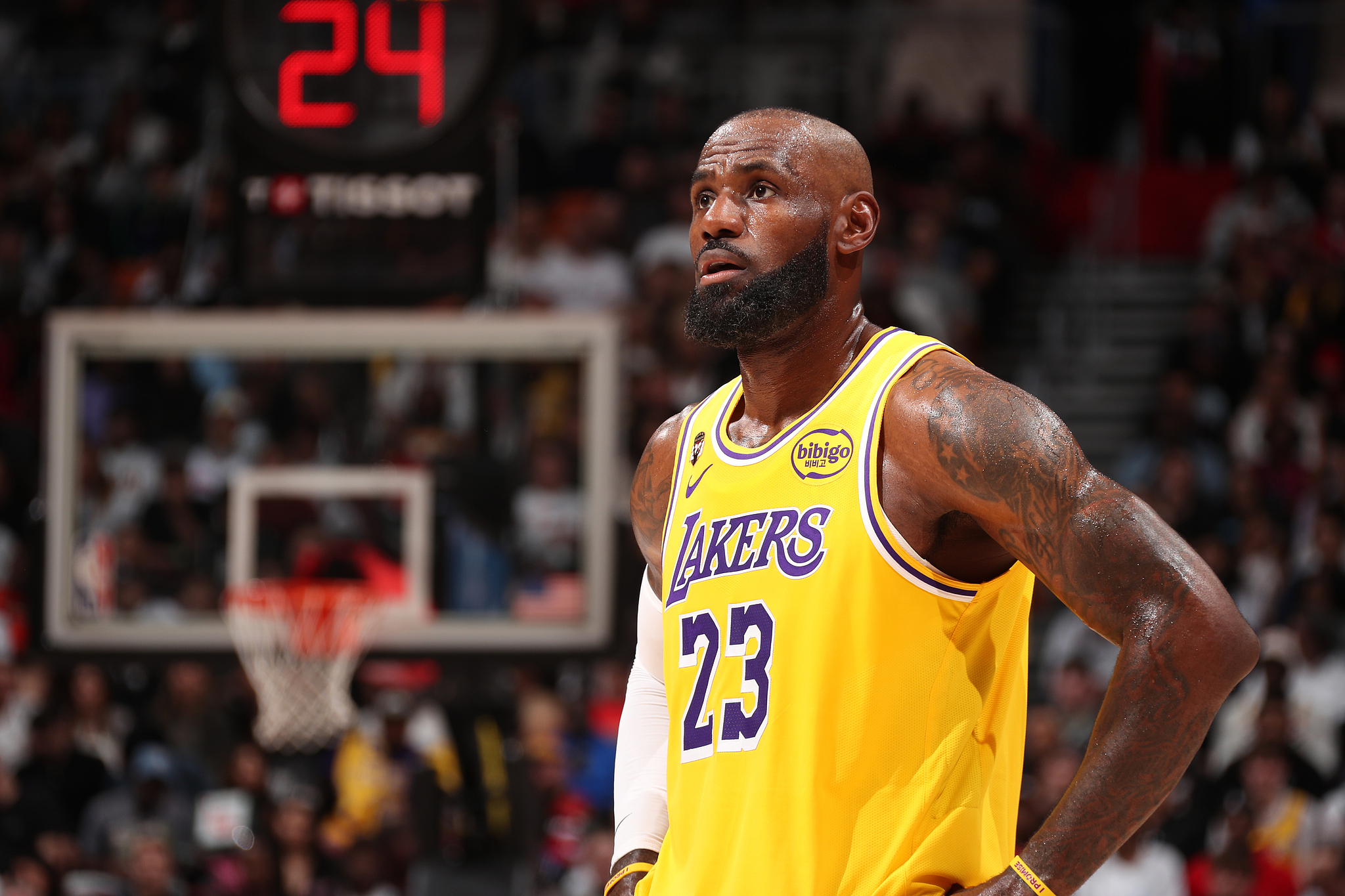 开云体育网页-詹姆斯出场数达1611场 追平帕里什并列NBA历史第一